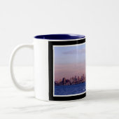 Moonrise über panoramischer Foto-Tasse Seattles Zweifarbige Tasse (Links)