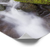 Moosbedeckte Felsen mit verschwommenem Wasser und Poster (Ecke)