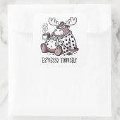 Moose Drink Kaffee in einem Polka Dot Robe Quadratischer Aufkleber (Tasche)