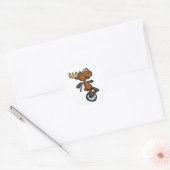 Moose riding unicycle Choose Background | Runder Aufkleber (Umschlag)