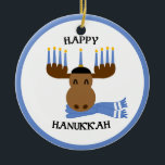 Moosed Happy Hanukkah Funny Hanukkah Keramik Ornament<br><div class="desc">Dieser alberne Elch ist für Hanukka auf diesem lustigen Ornament dekoriert,  das mit JEDER Botschaft,  die Sie mögen,  personalisiert werden kann!</div>