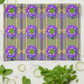 Moosgrüne Küchentücher mit lila Blumen (Gefaltet)
