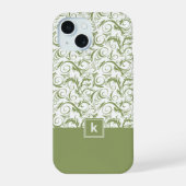 Moosgrünes Damast-Muster-Monogramm iPhone 15 Hülle (Rückseite)