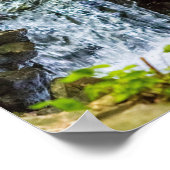 Moosiger Wasserfall im Wald Poster (Ecke)