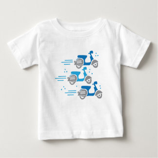 Mopedrennen mit drei Rollern Baby T-shirt