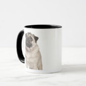 Mops (13 Monate alte) oben schauend Tasse (Vorderseite Links)