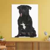 Mops (1 Jahr) sitzend mit Zunge Leinwanddruck (Insitu (Wohnzimmer))