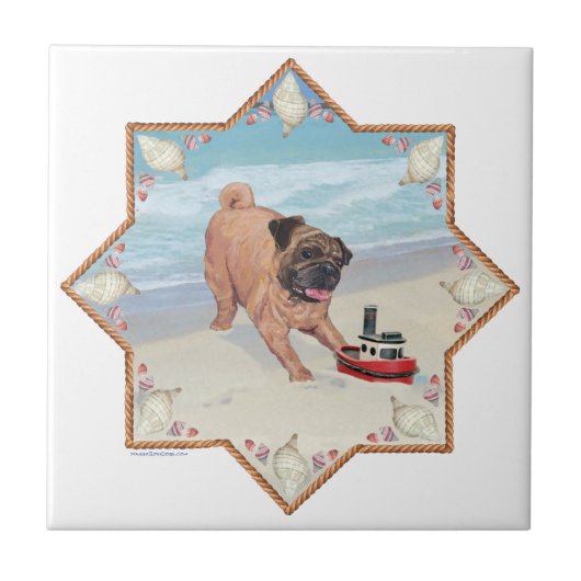 Mops am Strand Fliese (Vorderseite)