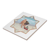 Mops am Strand Fliese (Seite)