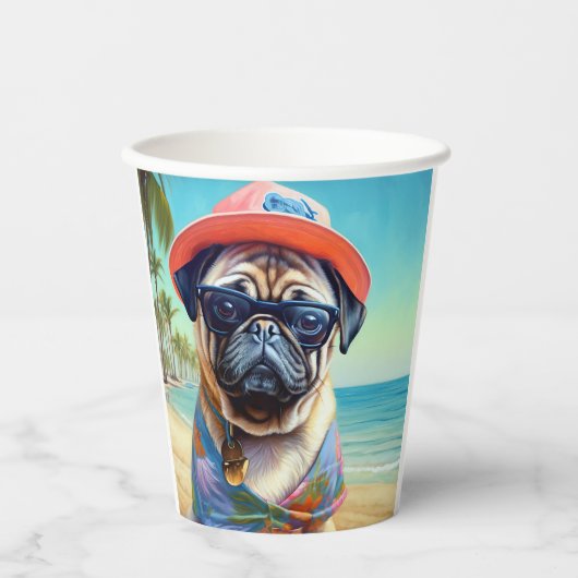 Mops am Strand, Sommergeschenk für Hundefreunde Pappbecher (Vorderseite)