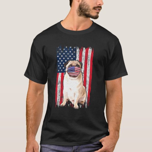 Mops American Flag Hund trägt Gesichtsmaske 4. Jul T-Shirt (Vorderseite)