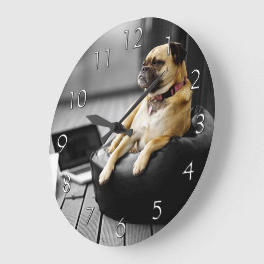 Mops an der Erholung Große Wanduhr (Winkel)