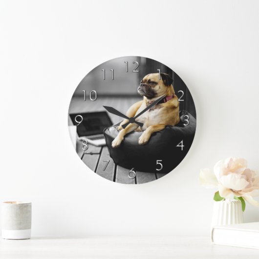 Mops an der Erholung Große Wanduhr (Zuhause)