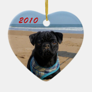 Mops auf der Strand-Herz-Verzierung Keramikornament