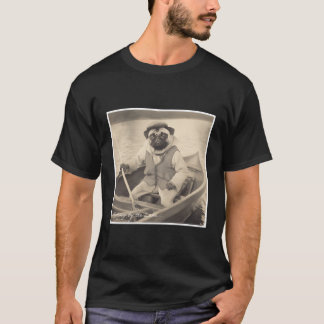 Mops auf einem Schiff T-Shirt