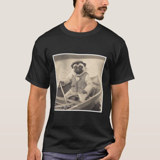 Mops auf einem Schiff T-Shirt (Vorderseite)