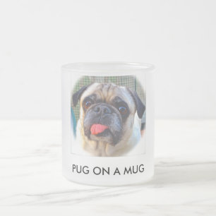 Mops auf einer Tasse
