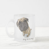Mops auf einer Tasse (Links)