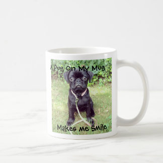 Mops auf einer Tassen-Kaffeetasse-niedlichen Kaffeetasse