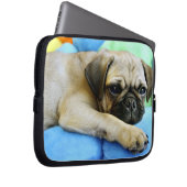Mops auf Kissen Laptopschutzhülle (Vorne Rechts)