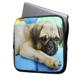 Mops auf Kissen Laptopschutzhülle (Vorderseite Links)