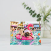 Mops auf rosa Flamingo-Schwimmhilfe Postkarte (Stehend Vorderseite)