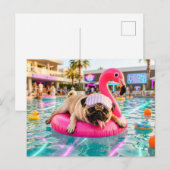 Mops auf rosa Flamingo-Schwimmhilfe Postkarte (Vorne/Hinten)