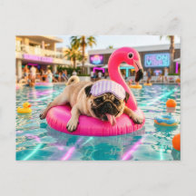 Mops auf rosa Flamingo-Schwimmhilfe
