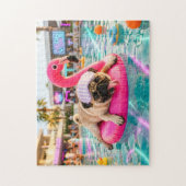Mops auf rosa Flamingo-Schwimmkörper Puzzle (Vertikal)