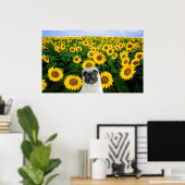 Mops auf Sonnenblumenplakat Poster (Heimbüro)