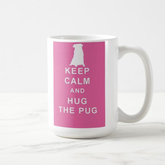 MOPS BEHALTEN RUHIGE UMARMUNG DAS KAFFEETASSE (Rechts)