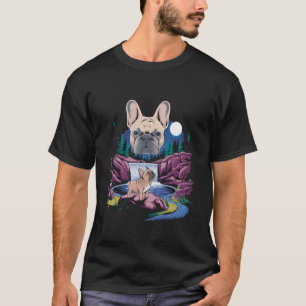 Mops beim Camping im mondbeschienenen Wald Wasserf T-Shirt
