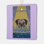 Mops beim Schneefall zusehen Keramikornament (Links)