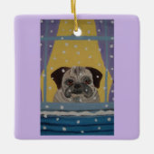 Mops beim Schneefall zusehen Keramikornament (Vorderseite)