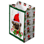 Mops Christmas Merry Mittlere Geschenktüte (Vorderseite Schrägansicht)