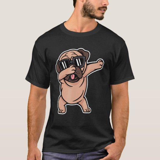 Mops Dabbing Hund T-Shirt (Vorderseite)