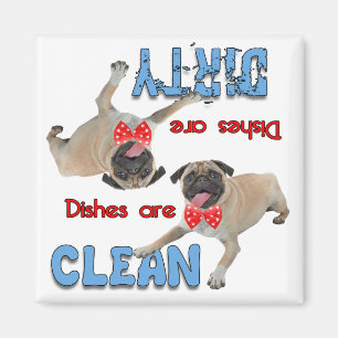 Mops, der einen magnet
