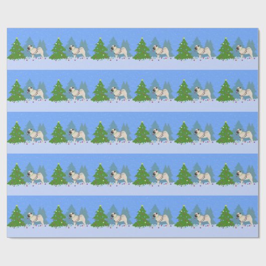 Mops, der einen Weihnachtsbaum im Wald schmückt Geschenkpapier (Flach)