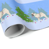 Mops, der einen Weihnachtsbaum im Wald schmückt Geschenkpapier (Rolleneckpunkt)