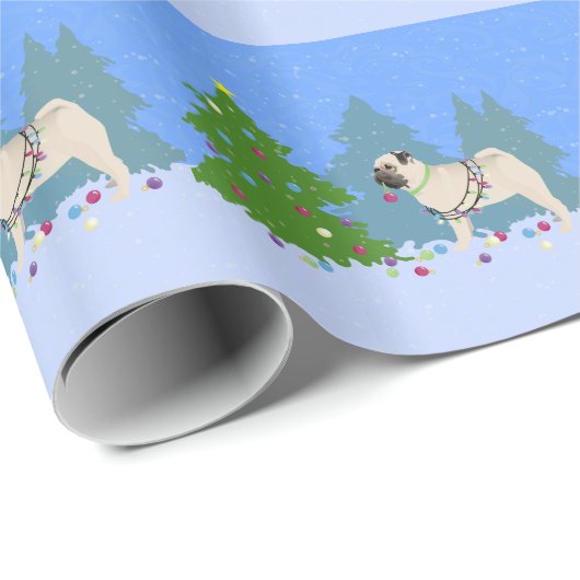 Mops, der einen Weihnachtsbaum im Wald schmückt Geschenkpapier (Rolleneckpunkt)