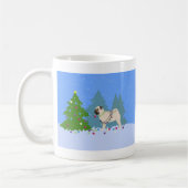 Mops, der einen Weihnachtsbaum im Wald schmückt Kaffeetasse (Links)