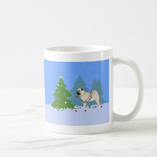 Mops, der einen Weihnachtsbaum im Wald schmückt Kaffeetasse (Rechts)