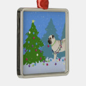 Mops, der einen Weihnachtsbaum im Wald schmückt Ornament Aus Metall (Rechts)