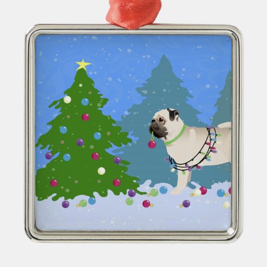 Mops, der einen Weihnachtsbaum im Wald schmückt Ornament Aus Metall (Vorne)