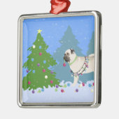 Mops, der einen Weihnachtsbaum im Wald schmückt Ornament Aus Metall (Links)