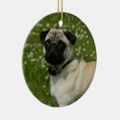 Mops, der in den Blumen spielt Keramik Ornament (Rechts)