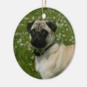 Mops, der in den Blumen spielt Keramik Ornament (Links)