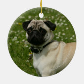 Mops, der in den Blumen spielt Keramik Ornament (Hinten)