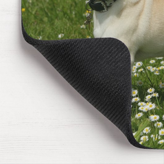 Mops, der in den Blumen spielt Mousepad (Ecke)
