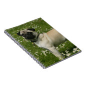 Mops, der in den Blumen spielt Notizblock (Rechte Seite)